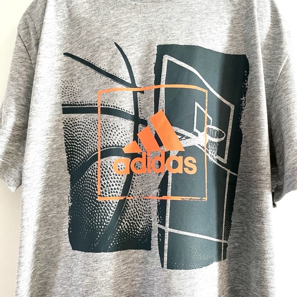🆕Boys ADIDAS Short Sleeve Basketball Graphic T-Shirt - Picture 4 of 9
